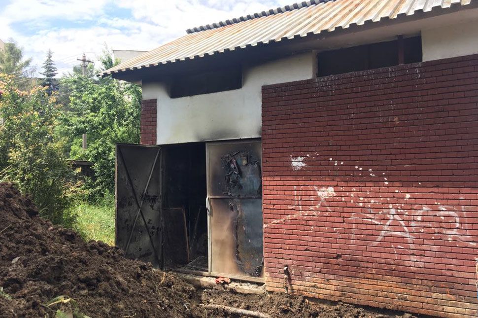 Javítják a kiégett trafóházat