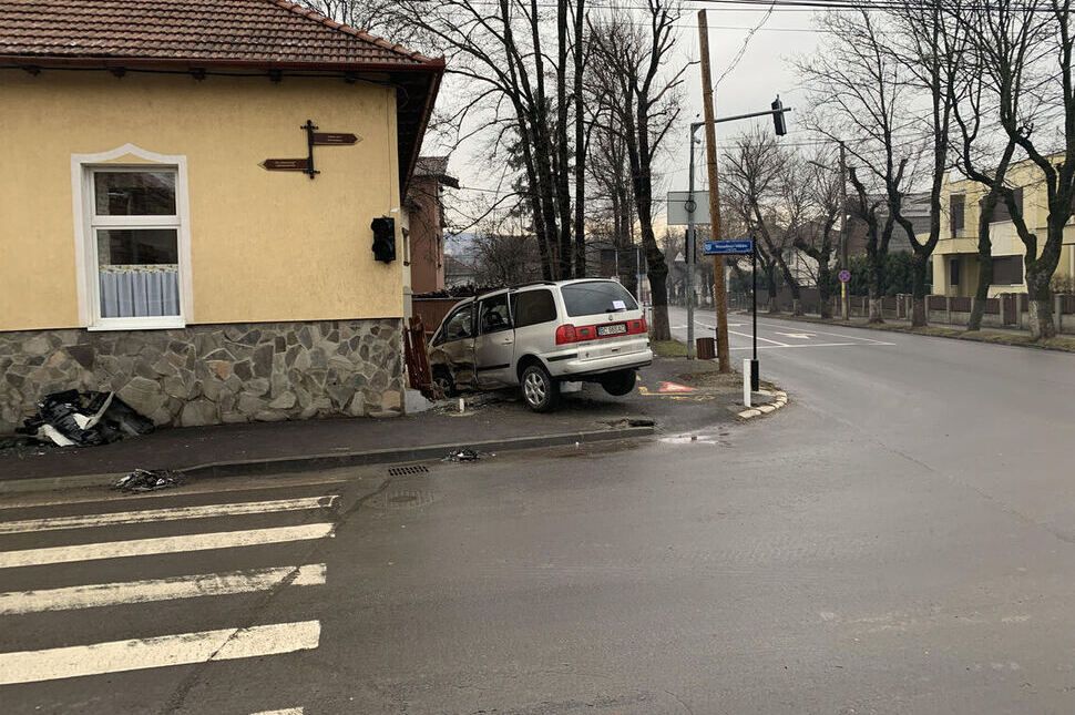 Frissítve: Kocsi döntötte le a napközi kerítését