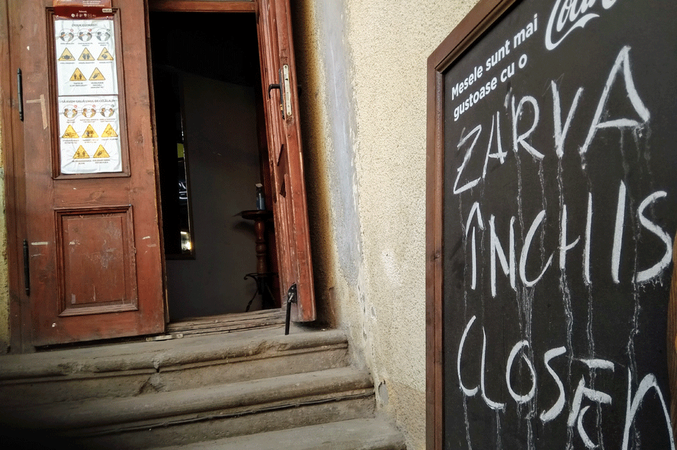 Elhoztak ezt-azt, csak az a baj, hogy zárva volt a bár