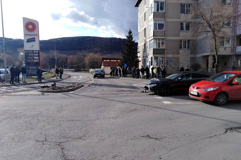 Taxi balesetezett a körforgalomban