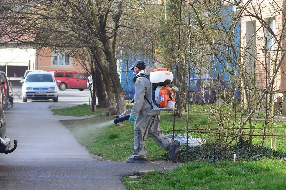 Fertőtlenítik a lépcsőházakat