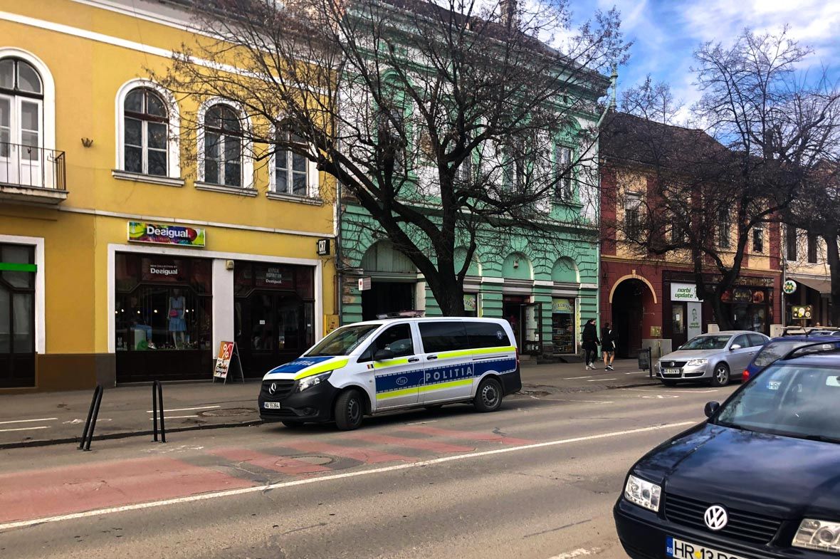 Mit keresnek maszkosok a Kossuth utcai kapualjban?