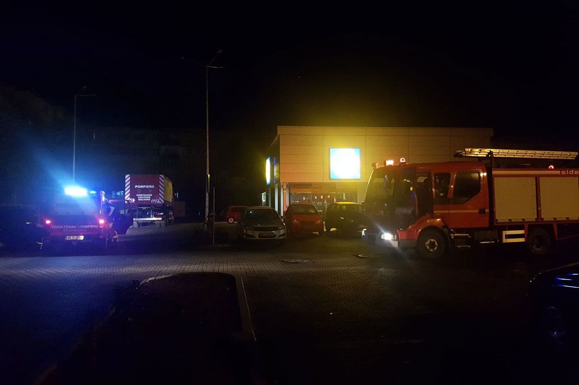 Mit kerestek a tűzoltók a Lidl-nél?