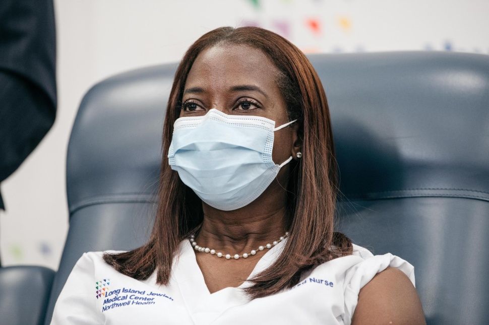 Beoltották koronavírusra az első amerikait (videó)