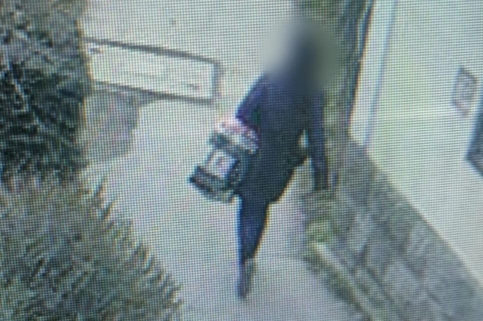 Fényes nappal lopott el egy csomagot a tömbház előtt