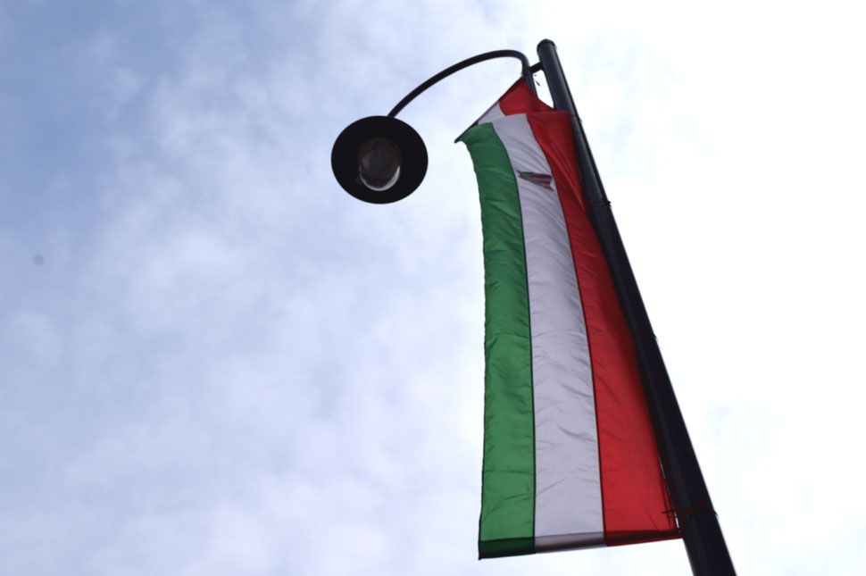 Frissítve: Büntet a prefektus a magyar zászlókért