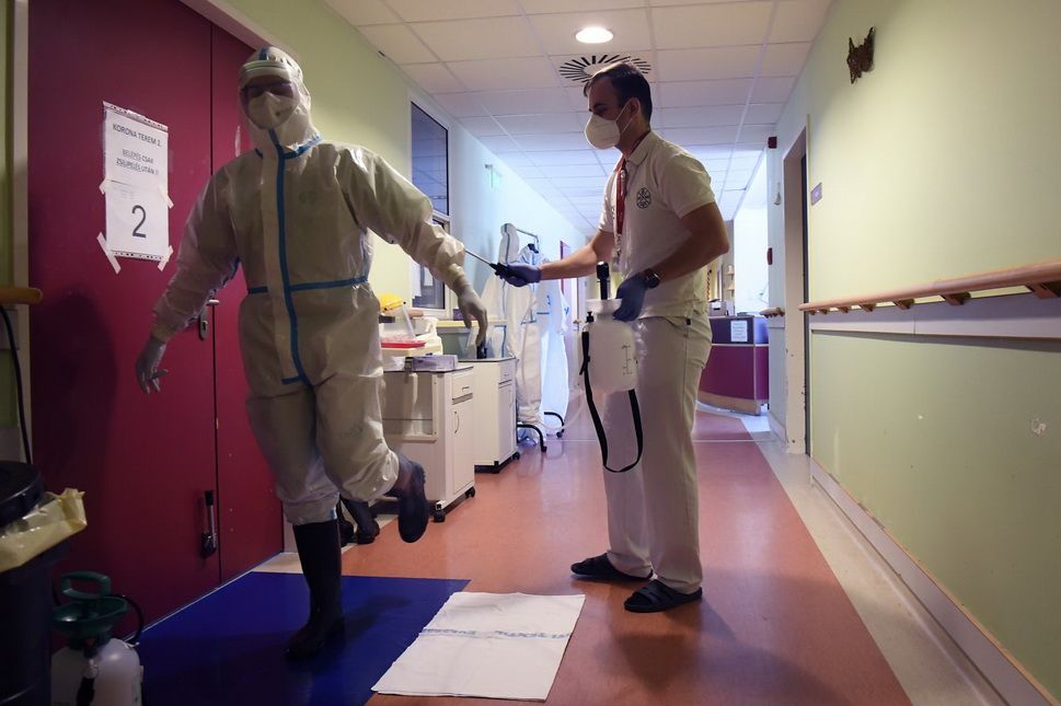 Magyarország: egy megye kivételével enyhítettek a korlátozásokon