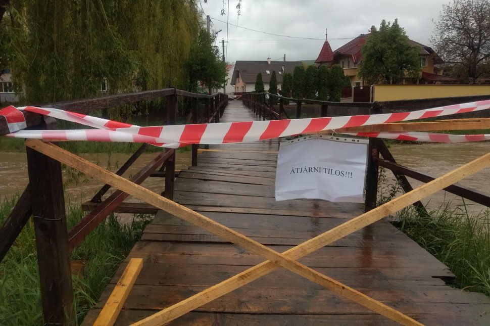 Lezárták a Malom utcai hidat (frissítve)