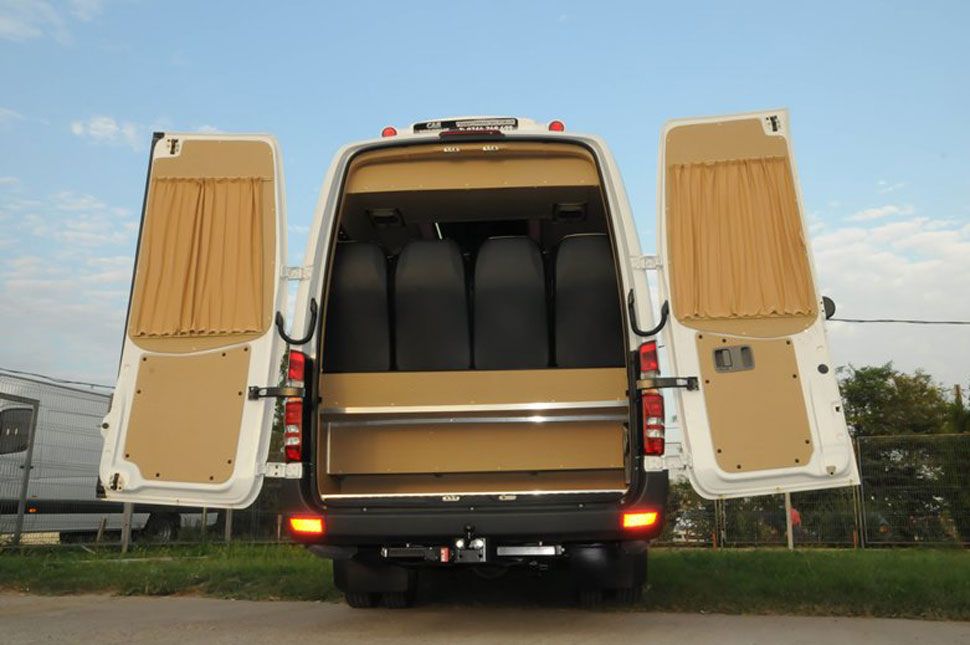 Kiesett a kisbuszból egy kislány és meghalt