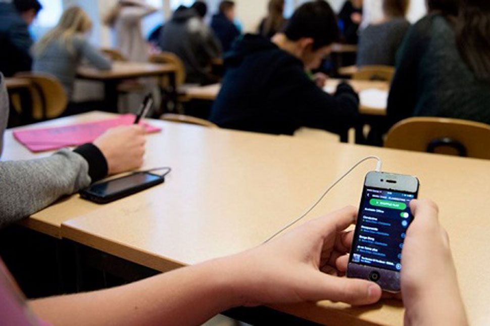 Nem tiltanák a mobilozást az iskolákban