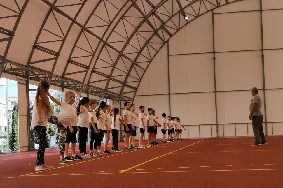 Új, fedett sportpályán tartják a tornaórát a Mórában