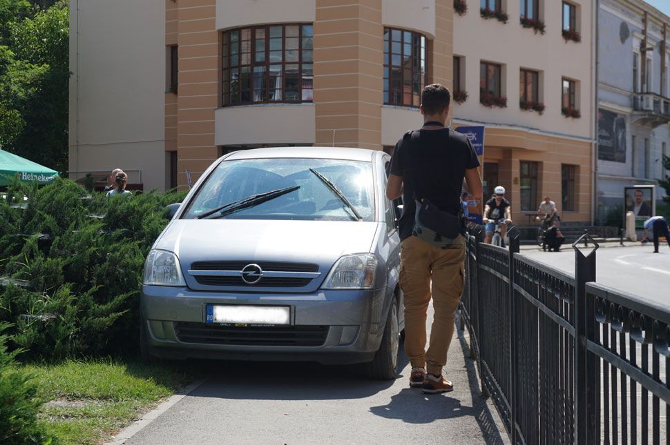 Két gyalogost ütött el az átjárón