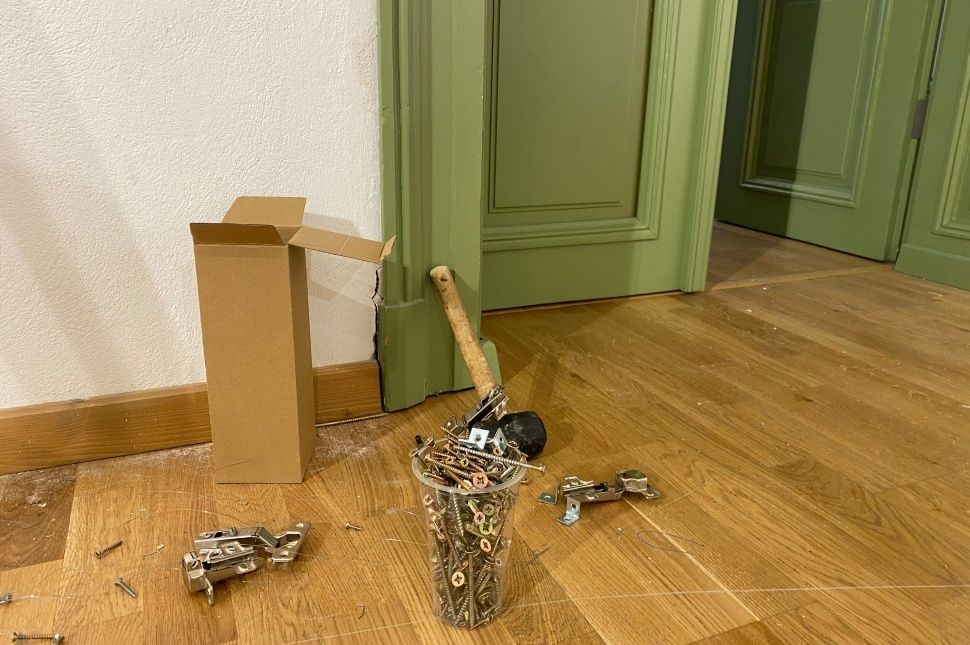 Vak szobrász alkotásait rendezik be éppen a múzeumban