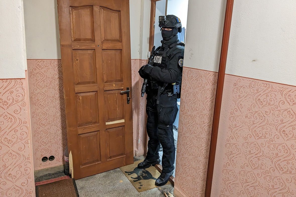 Valamit keresnek Puiéknál