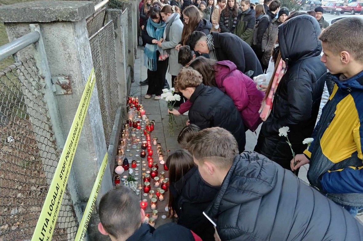 Egymást váltják gyertyagyújtásnál az osztályok