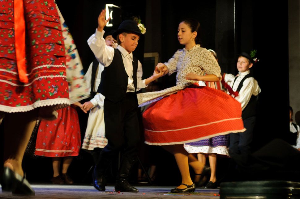 Táncra perdülnek és seprűt ragadnak