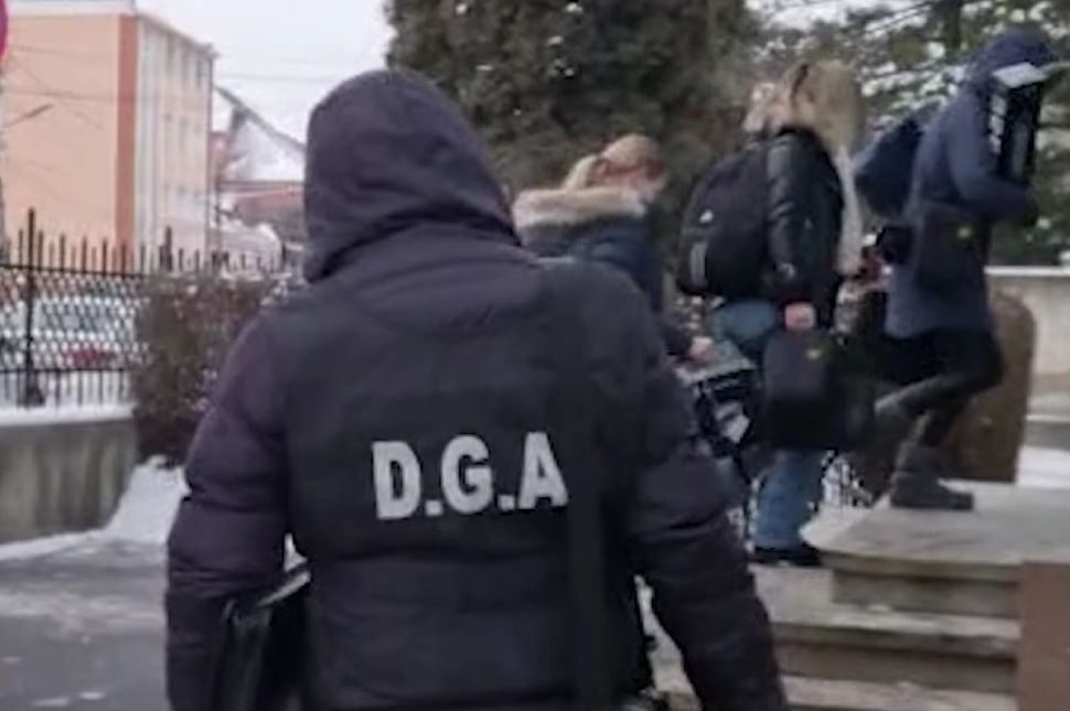 Székelyudvarhelyen és Csíkszeredában végez házkutatást a DNA (videóval)