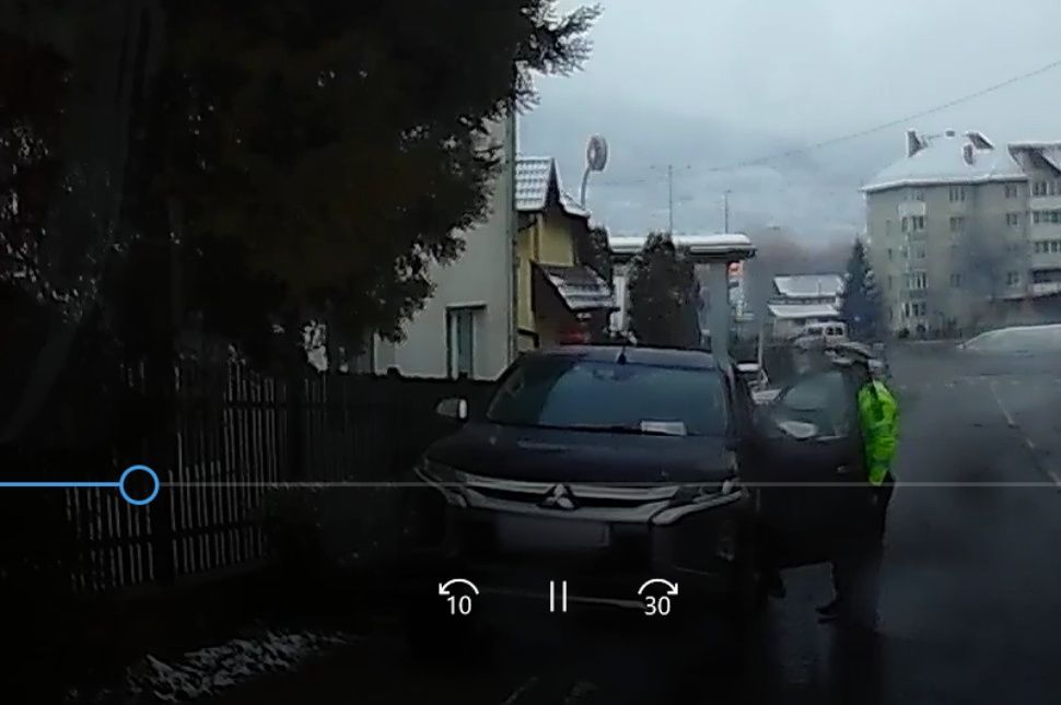 Videón a helyi rendőr elsodrása