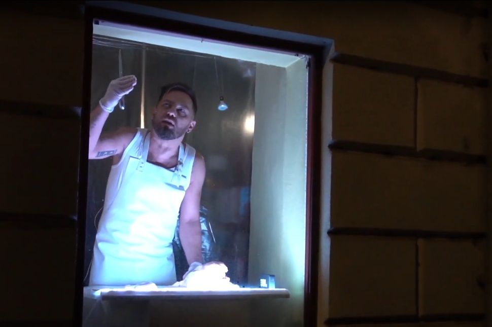 Késsel hadonászott a kirakatban!