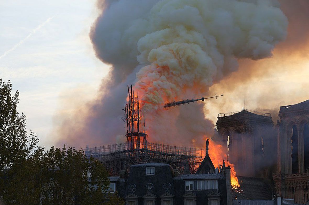 Eloltották a tüzet a Notre Dame-nál