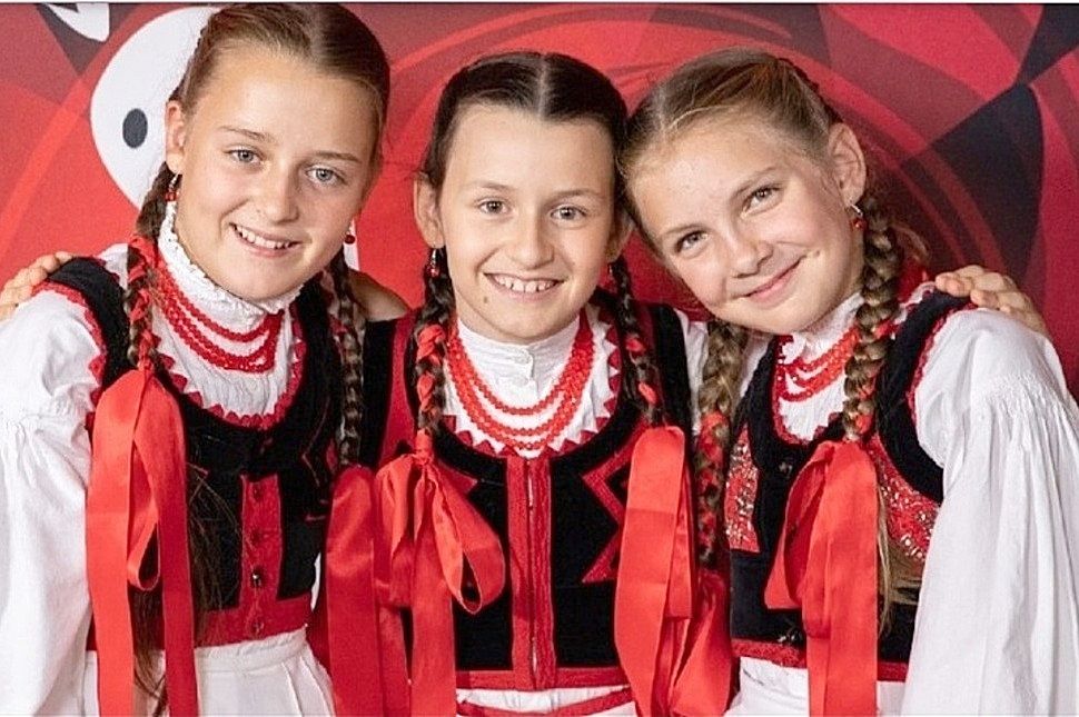 Udvarhelyi kislányokkal száll föl a páva
