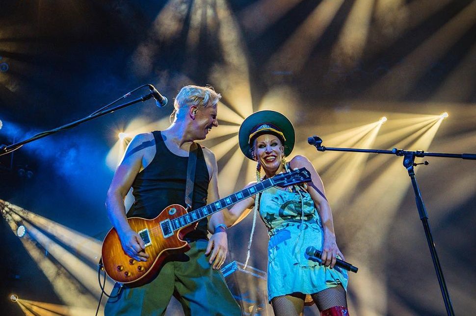 Az Anna and the Barbies lép fel a Patkóban