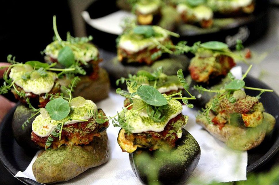 Ünnepi étel erdélyi felhanggal és selymes borokkal