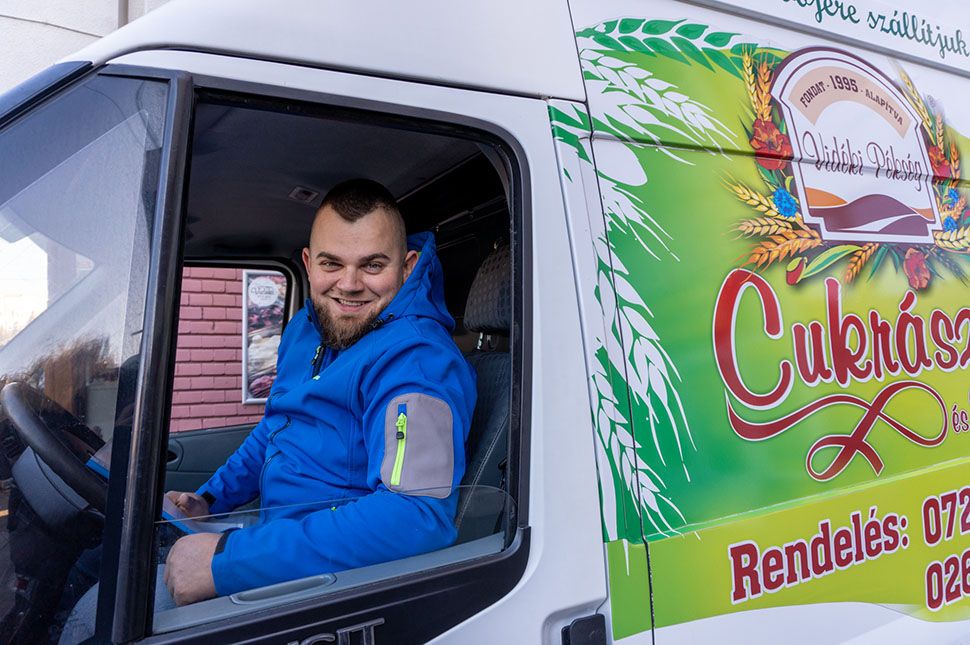 Szereti, ha az ő kezében van a kormány