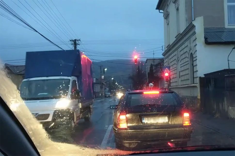 Ismét játssza a hülyét az okos jelzőlámpa (videóval)