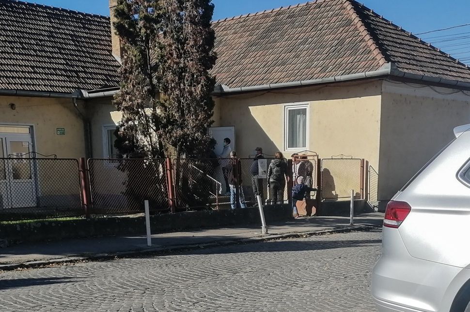 Sorban állnak az oltásért, mégsem nyitnak még egy oltóközpontot