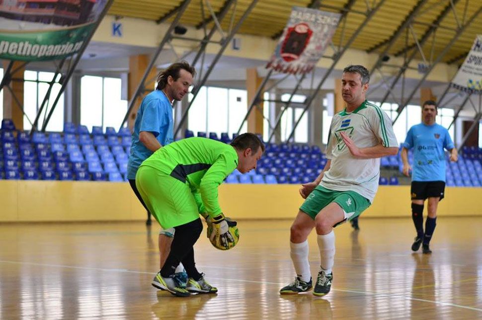 Öregfiúknak rendeznek focitornát