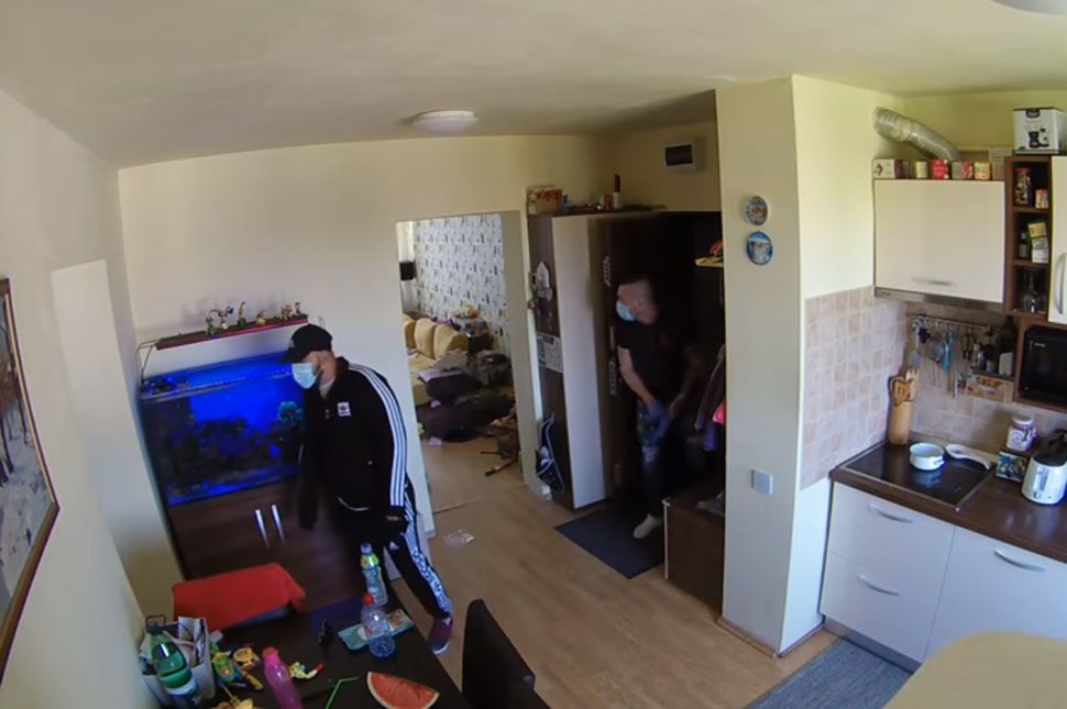 Így menekülnek a betörők a kamera elől