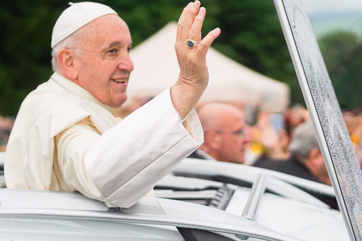 A pápa nem velünk tart, hanem a szeretettel
