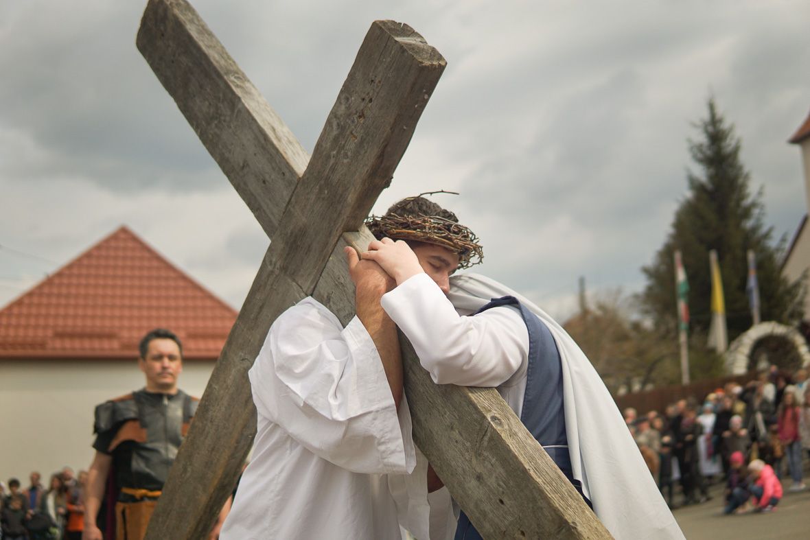Tilos csókolózni Krisztus szenvedése alatt