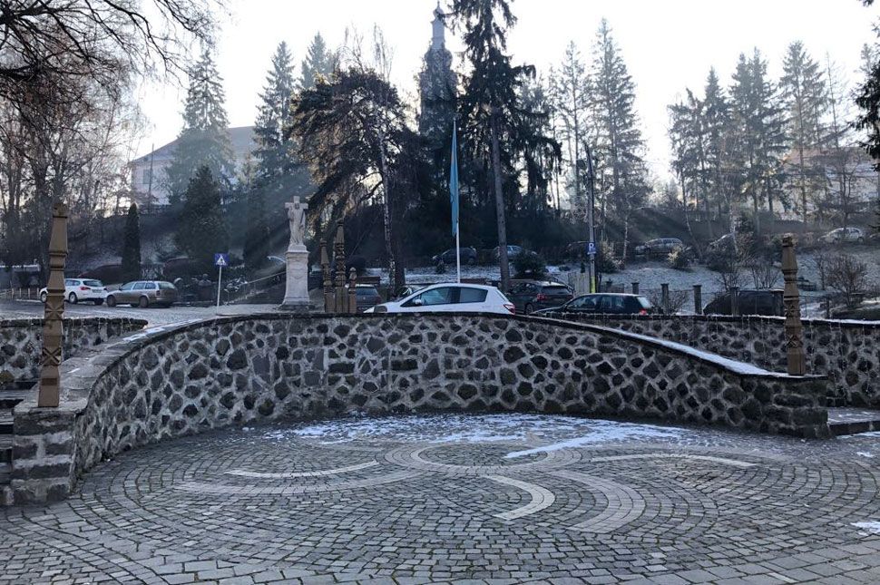 Ezért kellett eltávolítani a címereket a Patkóból