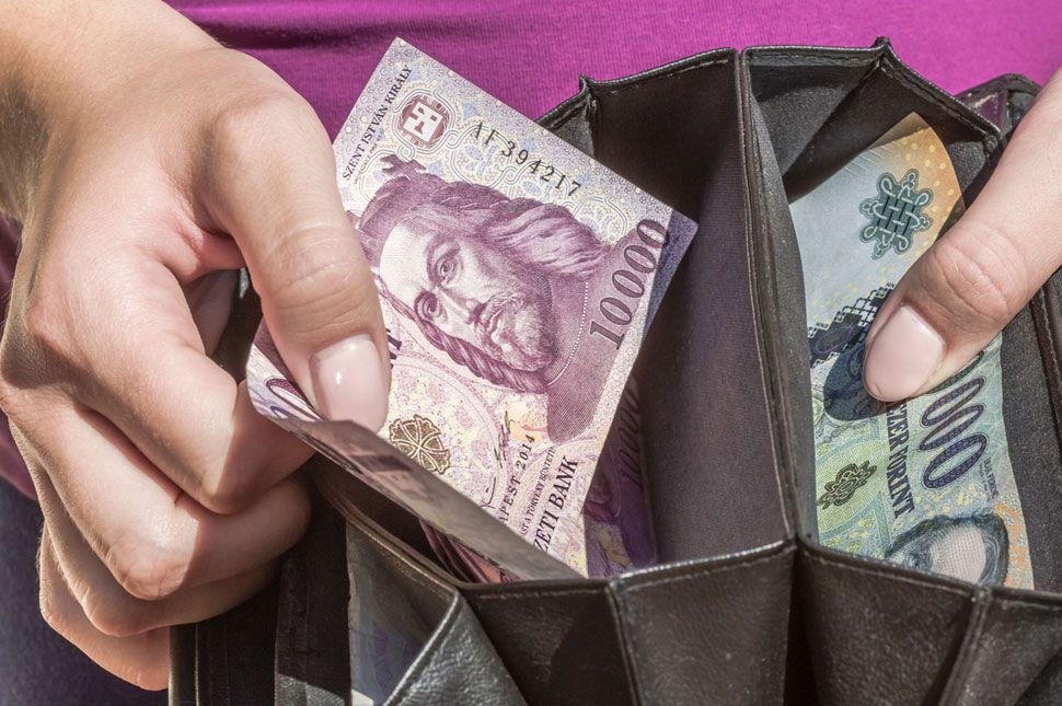 Kivette a pénzt, majd eldobta a talált pénztárcát