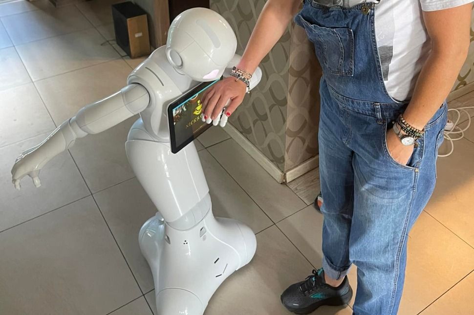 Szatmári kávézóban táncol és kezet csókol Pepper, a robot (videó)