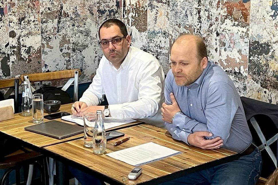 POL: Gálfi mondjon le!