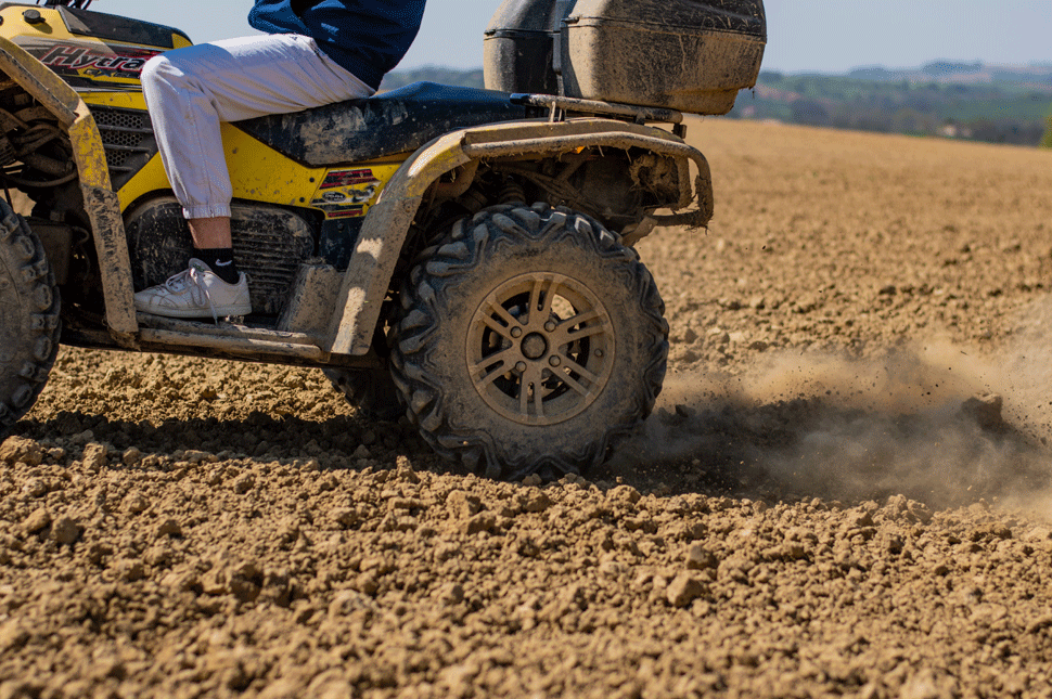 A mezőn üldöztek egy kvadost a rendőrök