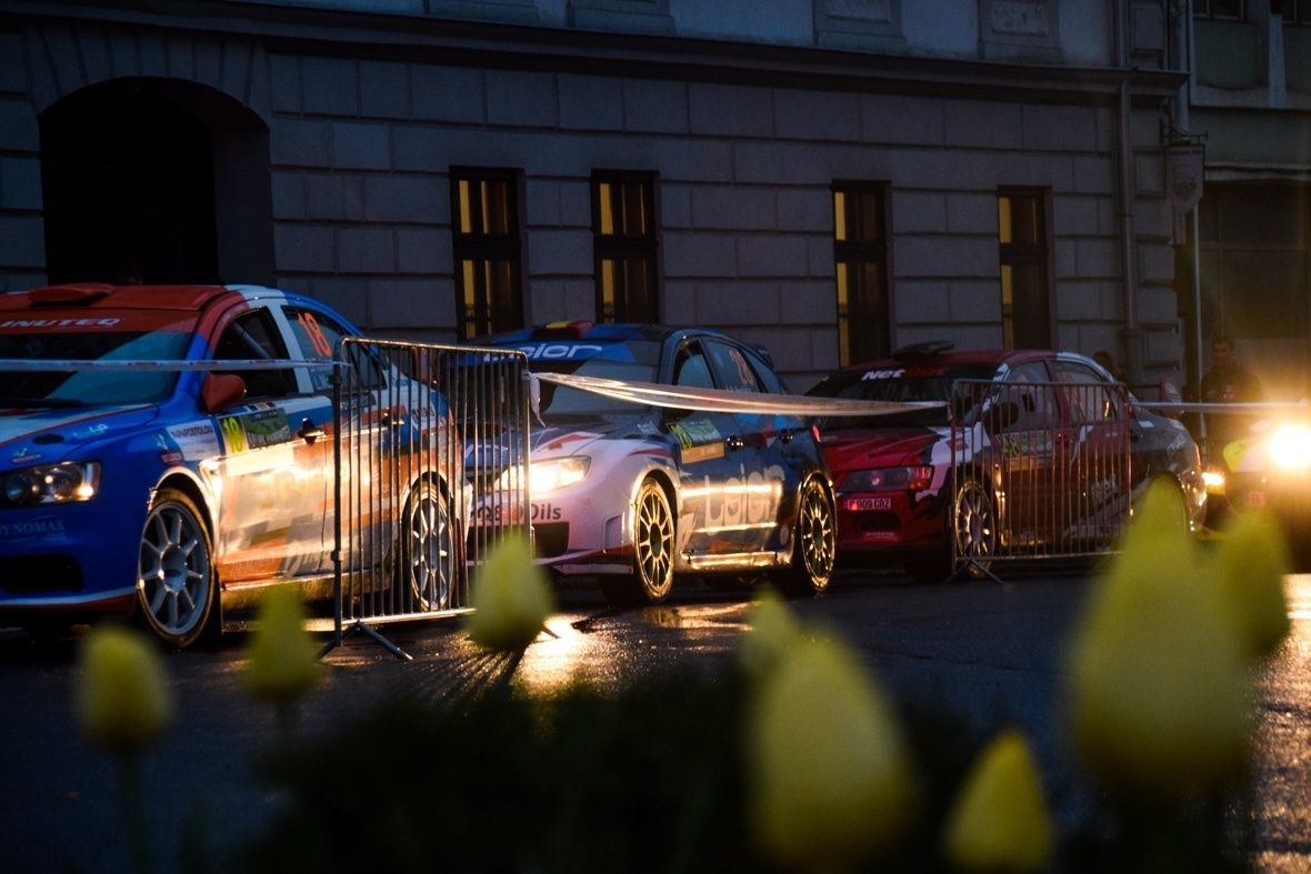 Jobb láb a gázon, bal a jobbon!