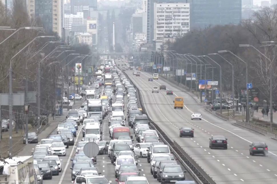 Kijevben mindenkinek kiadják a fegyvert, aki kéri