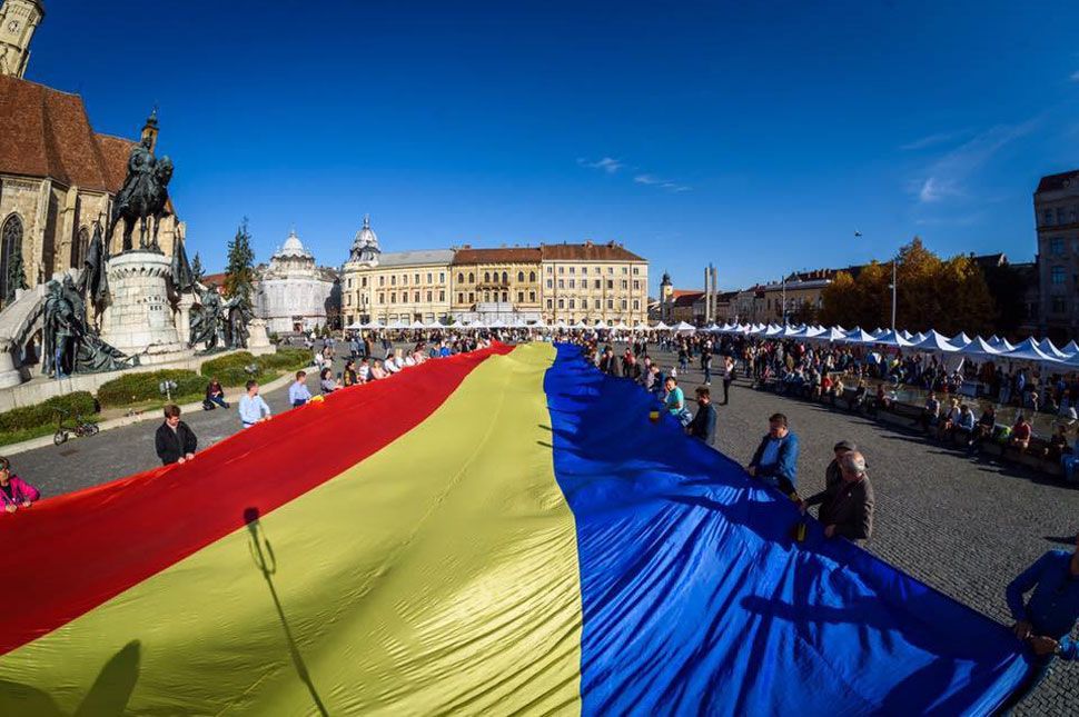Óriástrikolór Kolozsvár főterén