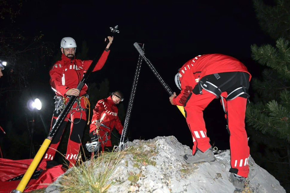 Veszélyes helyen mászkáltak, a sziklák közé zuhantak (frissítve)