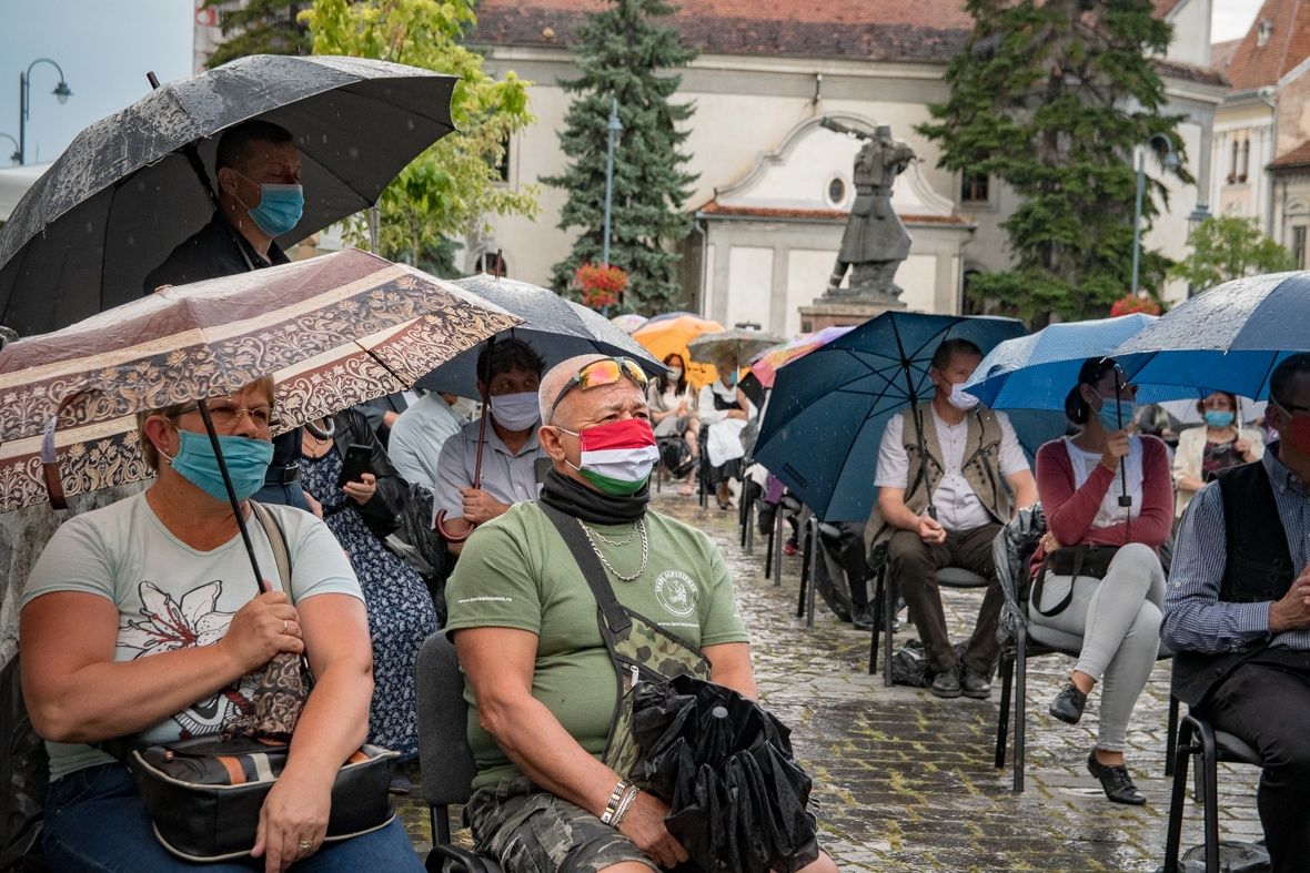 Tűzijáték helyett maszk és lázmérés