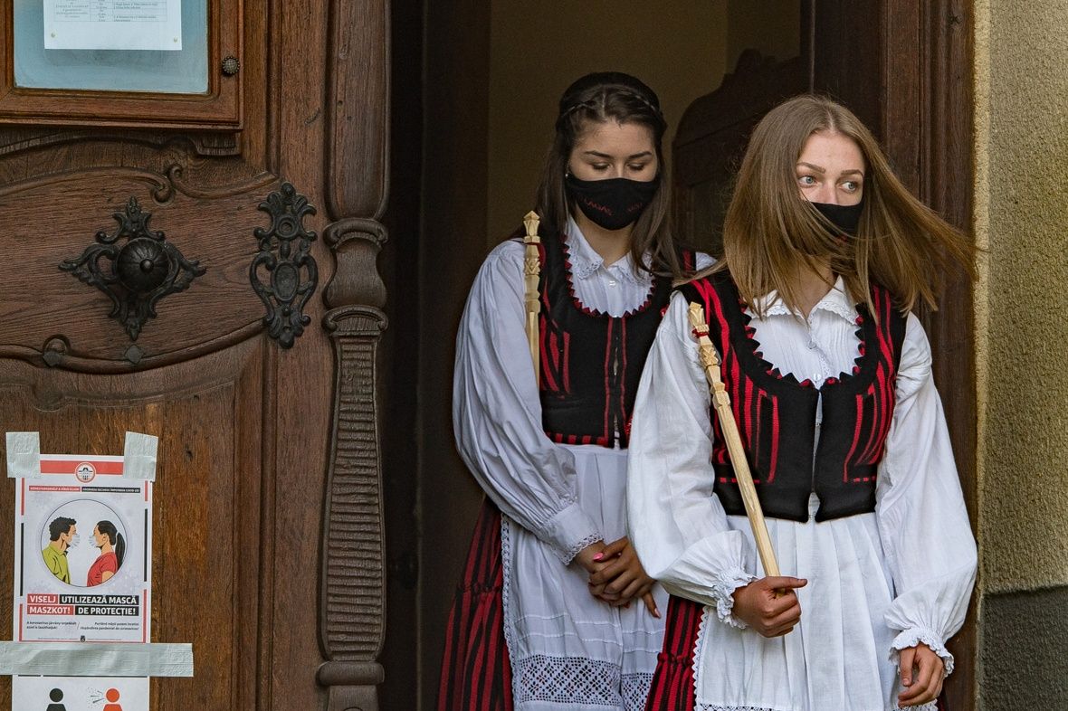 Maszkosok lepték el a templomot