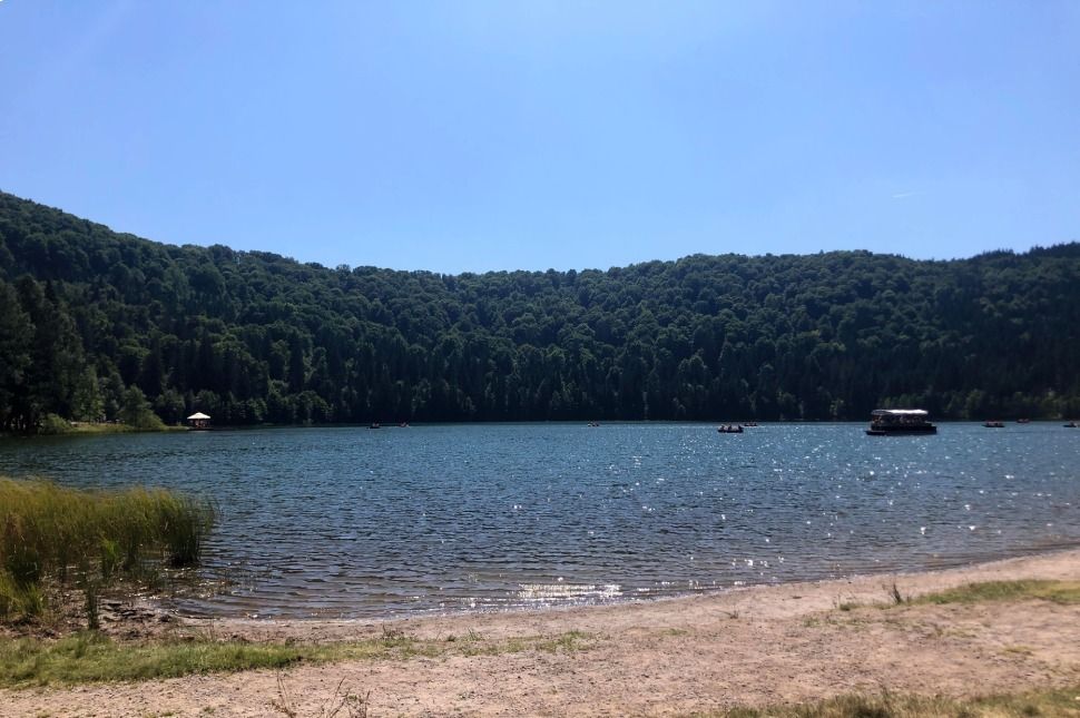 Kitiltják a Szent Anna-tóról azokat, akik medvét etetnek