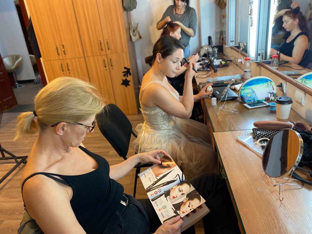 Tapsvihar és fehérnemű dobálás a színpadon