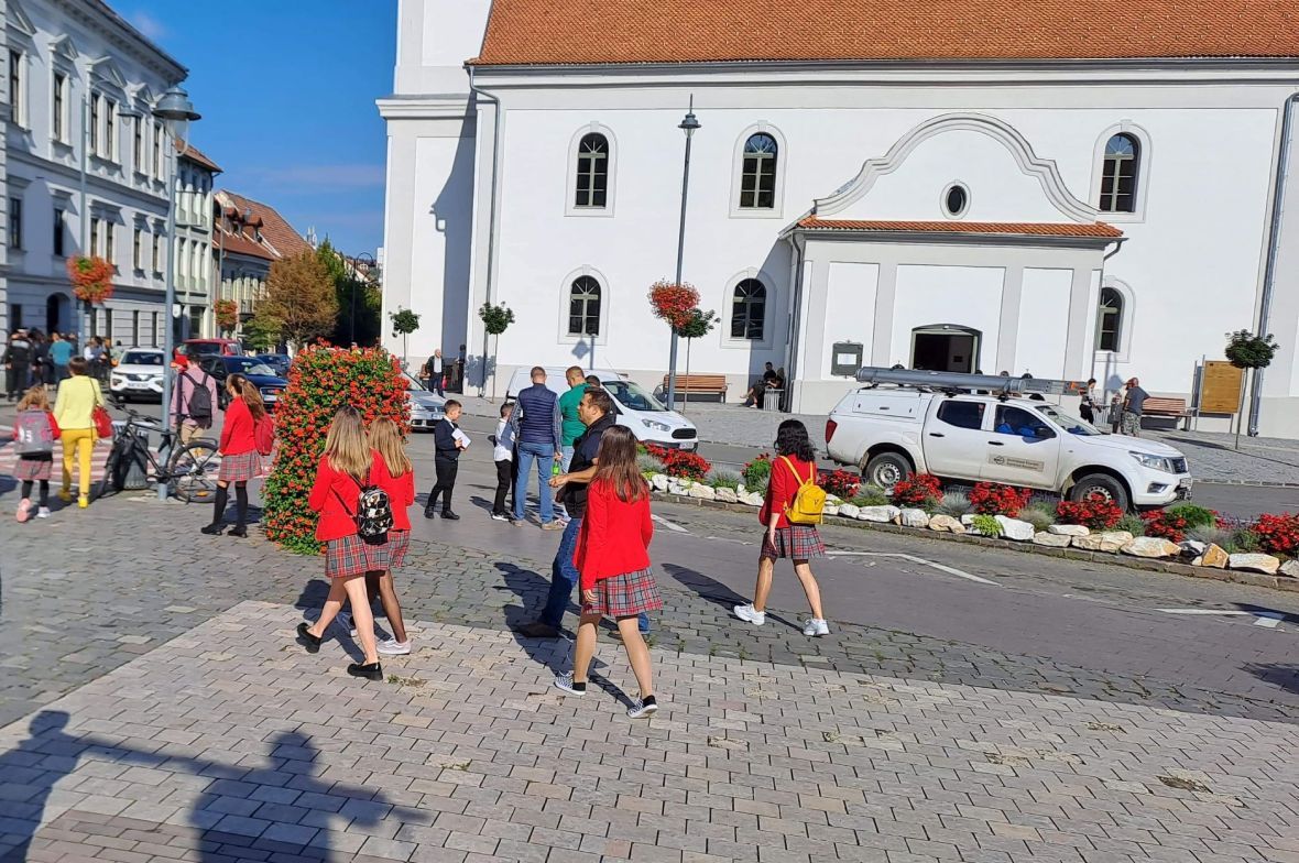 Sziasztok osztálytársak, szervusz iskola!