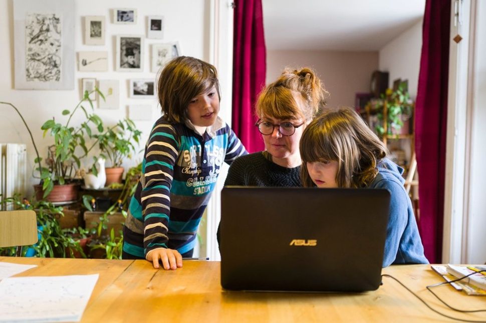 Otthon tanuló kisgyerekével maradhat a szülő
