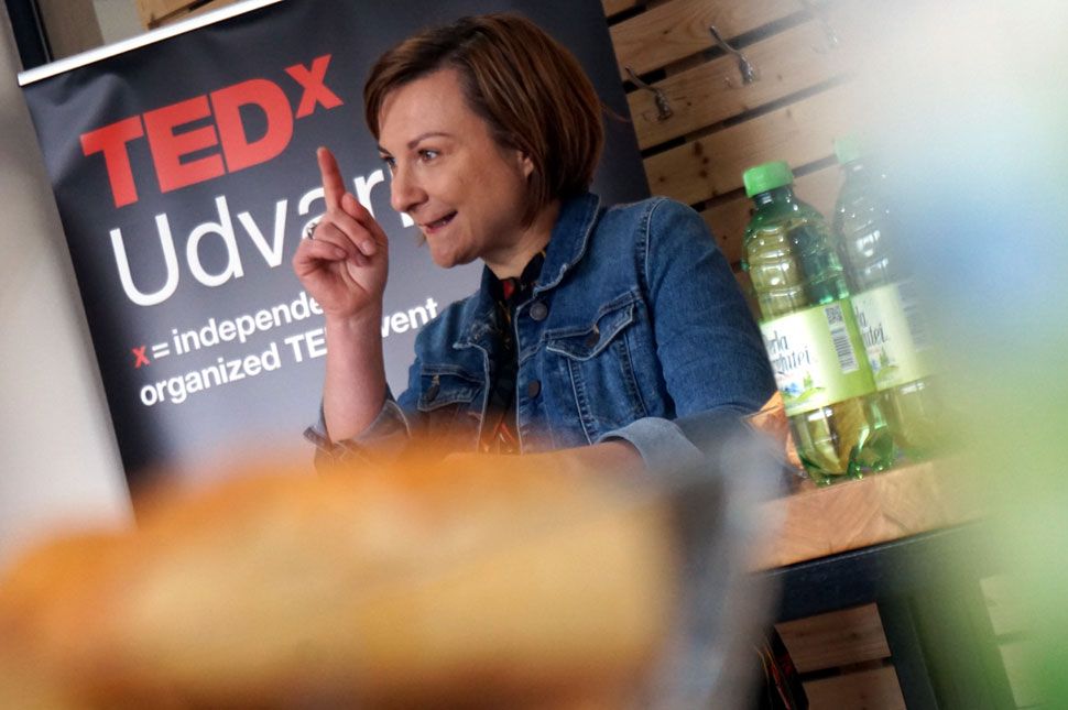 Ebben, a kellően tradicionalista székely városban szükség van erre